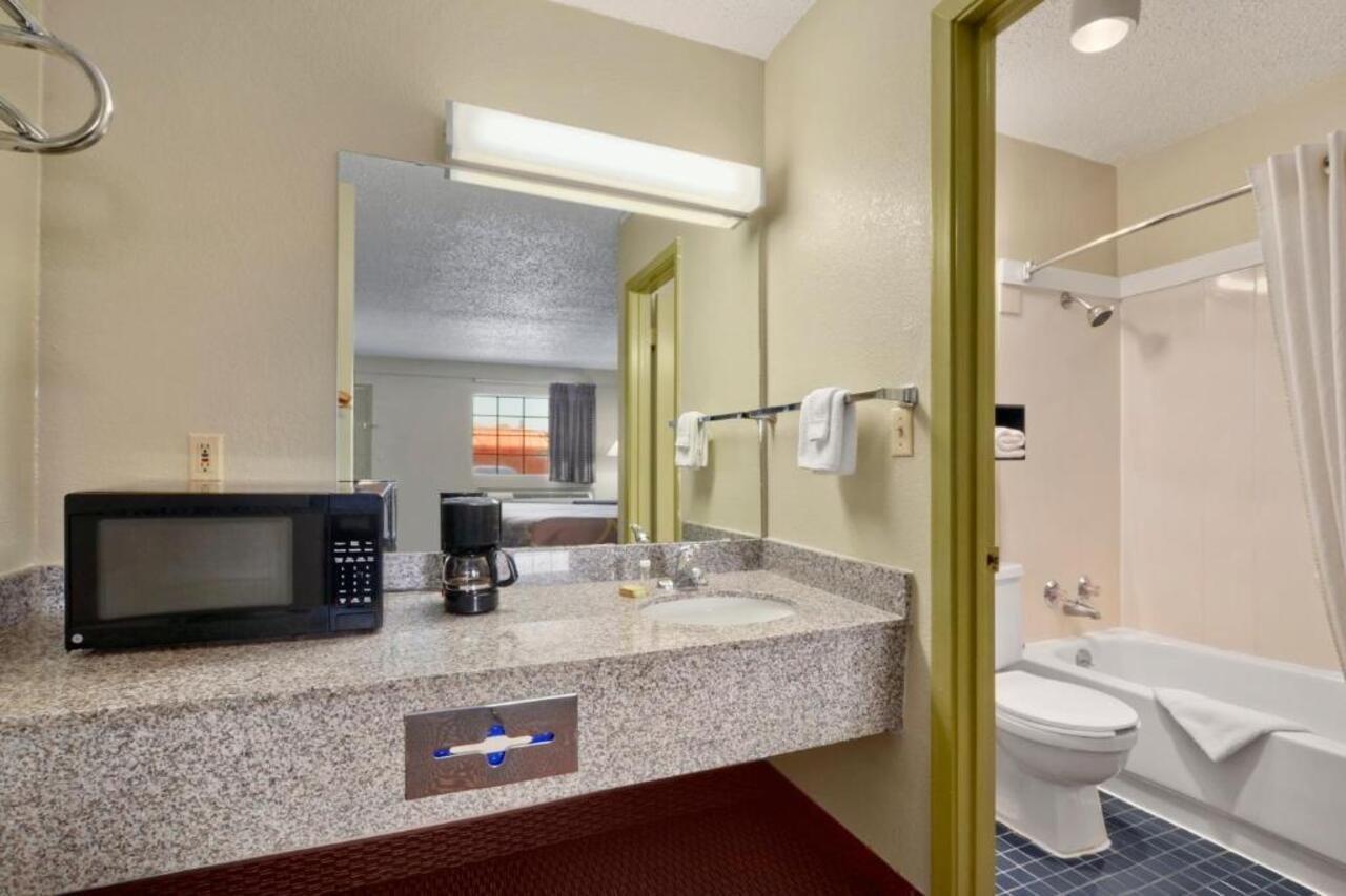 Super 8 By Wyndham Monticello Ar Motel Bagian luar foto