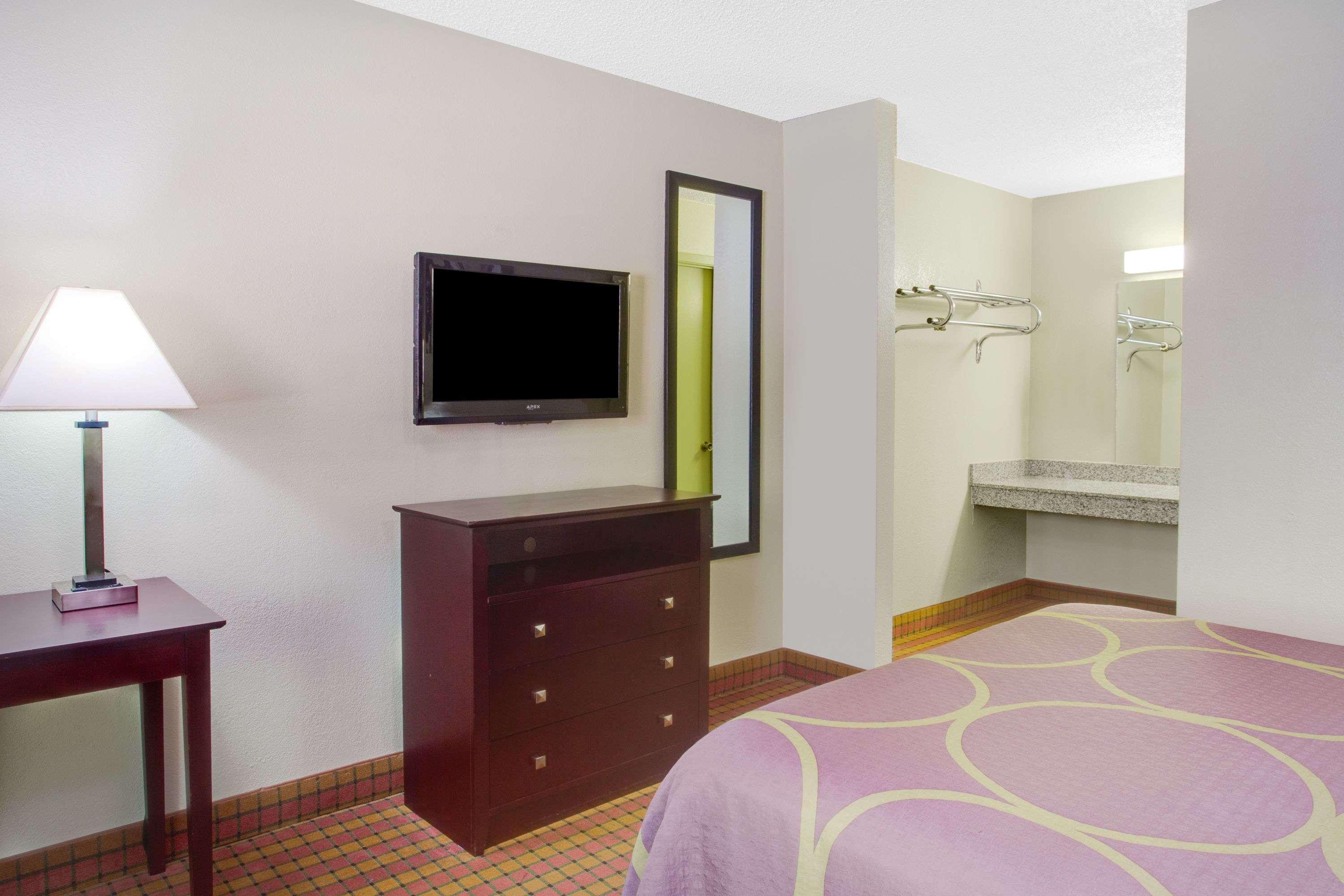 Super 8 By Wyndham Monticello Ar Motel Bagian luar foto
