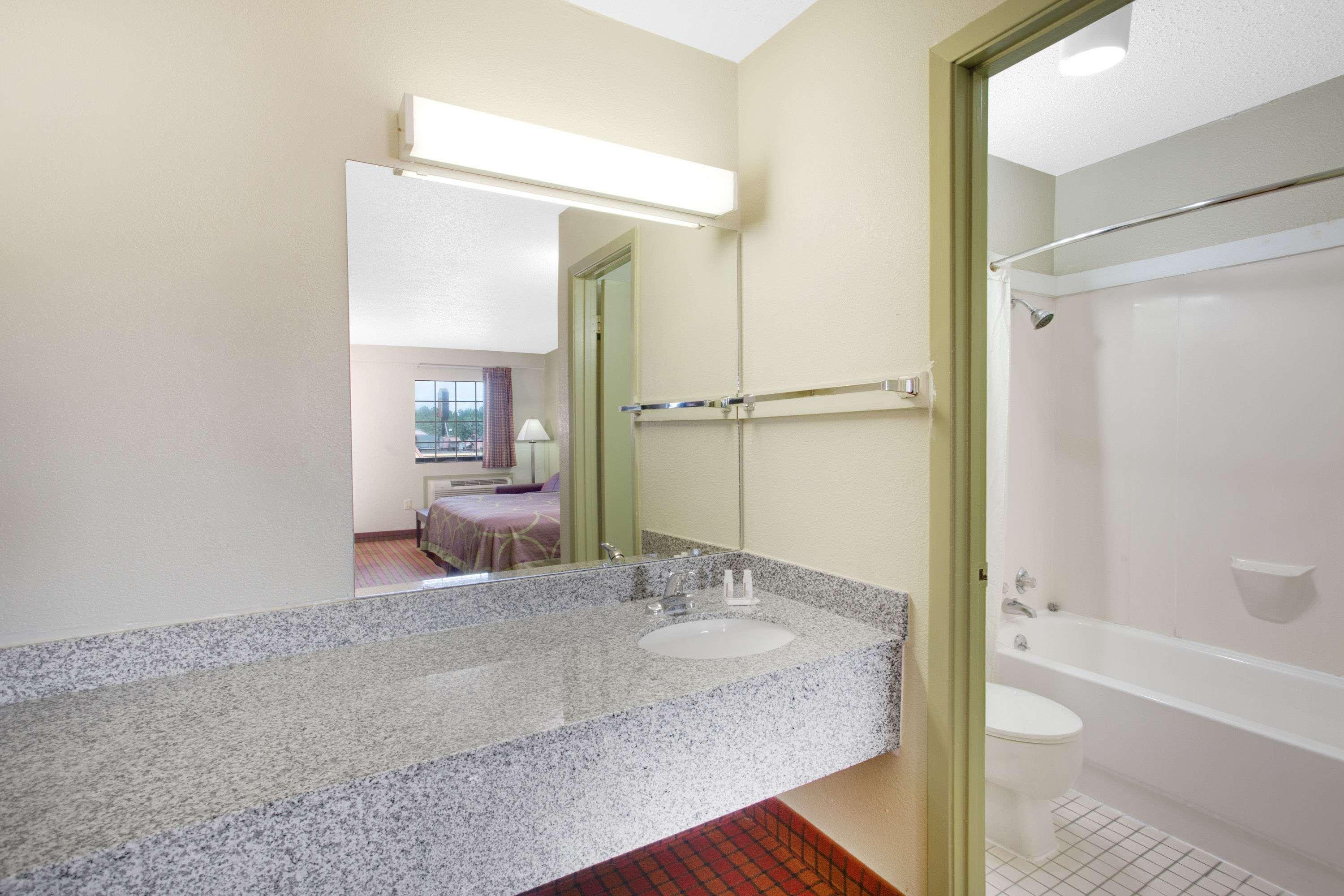 Super 8 By Wyndham Monticello Ar Motel Bagian luar foto