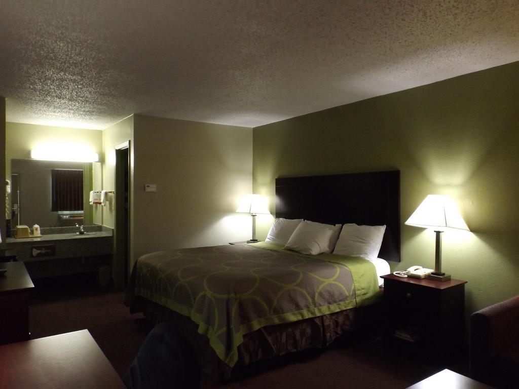Super 8 By Wyndham Monticello Ar Motel Bagian luar foto