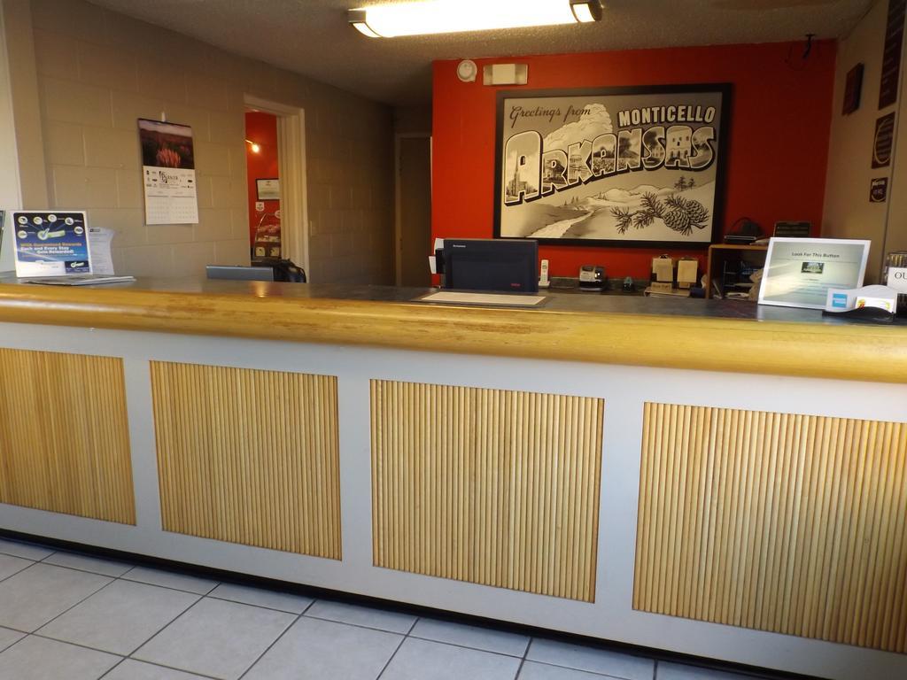 Super 8 By Wyndham Monticello Ar Motel Bagian luar foto