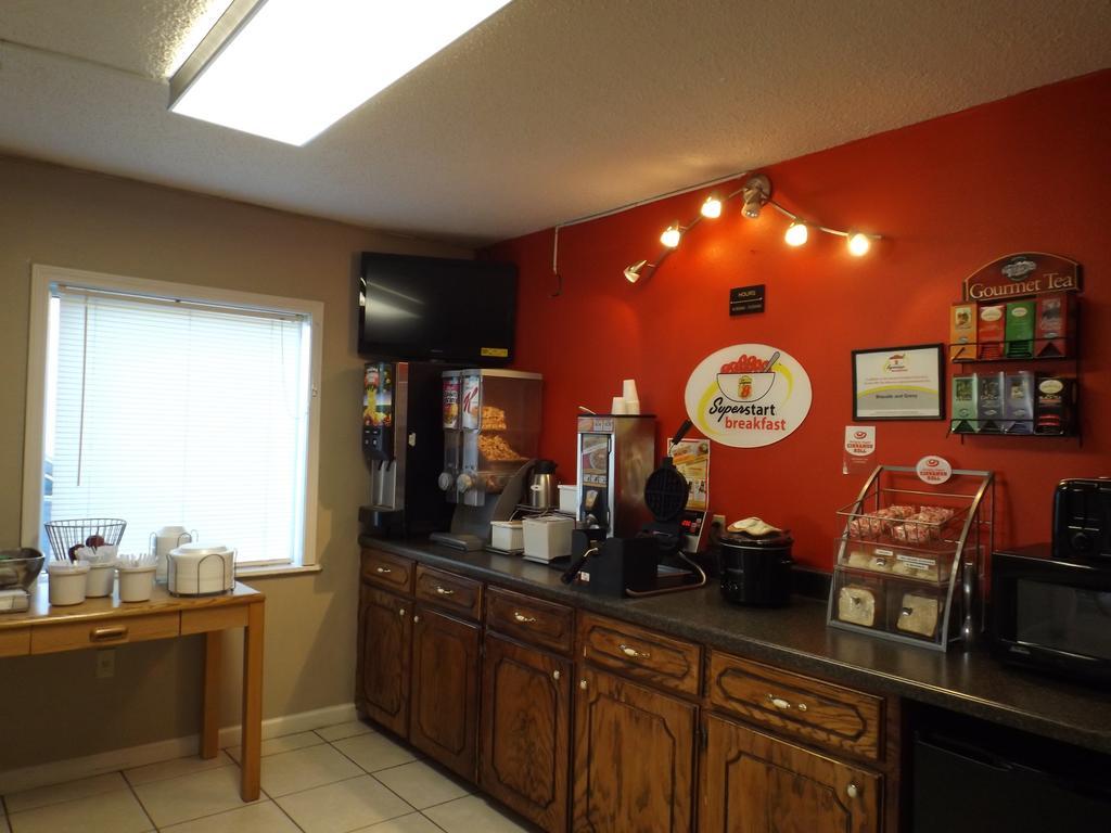 Super 8 By Wyndham Monticello Ar Motel Bagian luar foto
